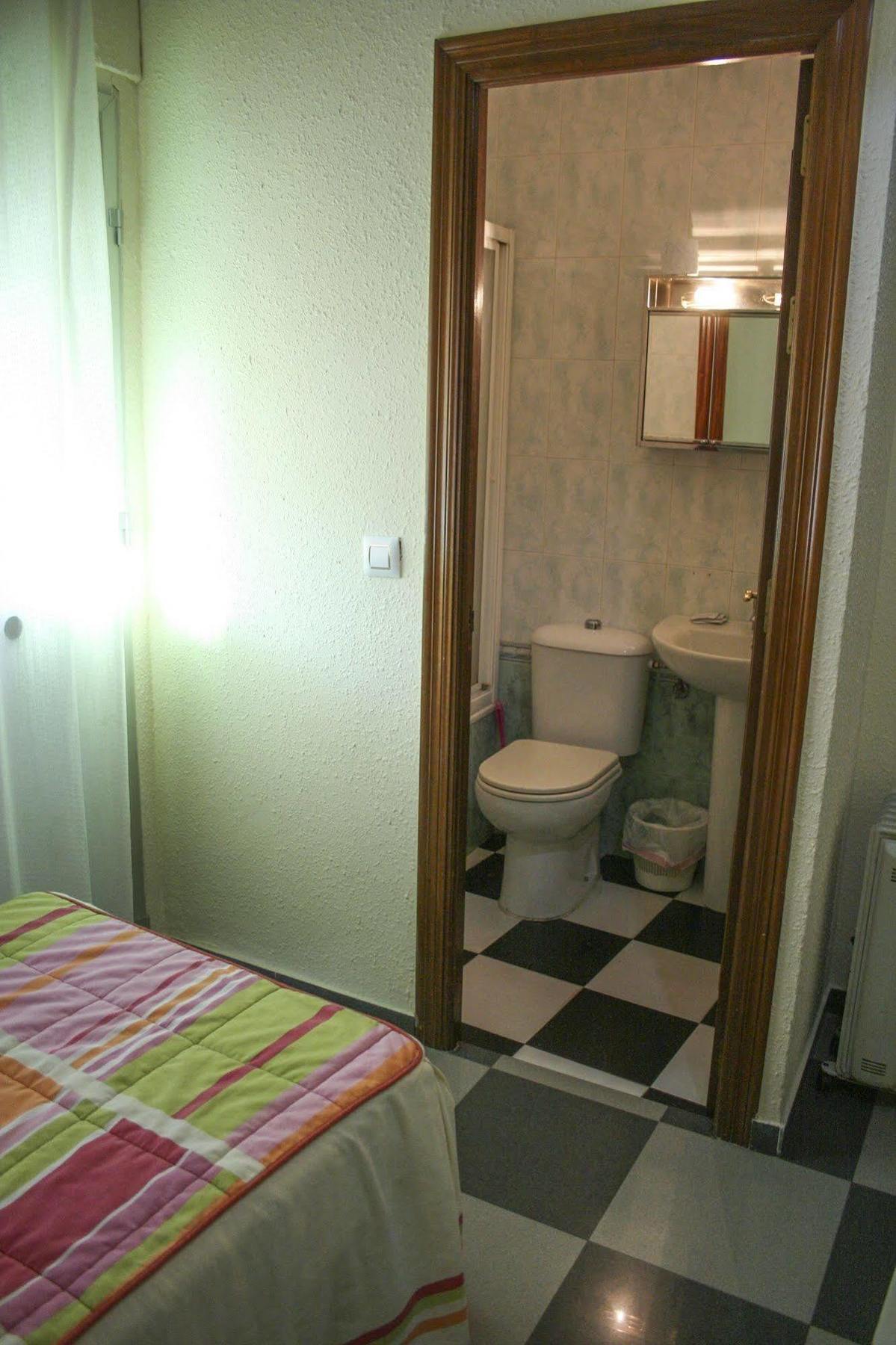 Hostal El Emigrante Dos Hermanas Exterior foto