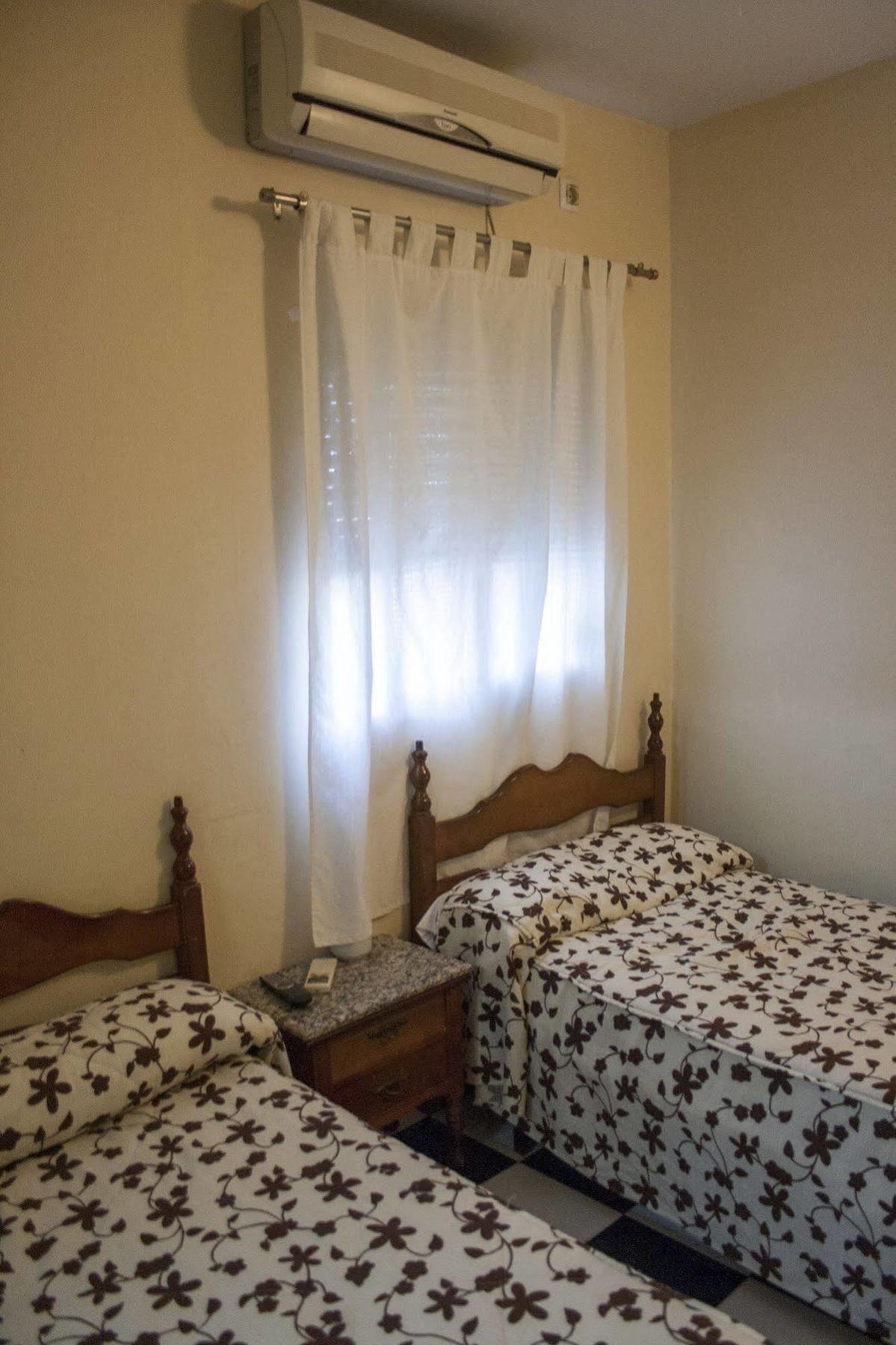 Hostal El Emigrante Dos Hermanas Exterior foto